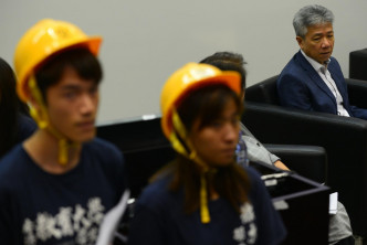 校長張仁良（右）出席對話，有學生會成員戴頭盔到場。