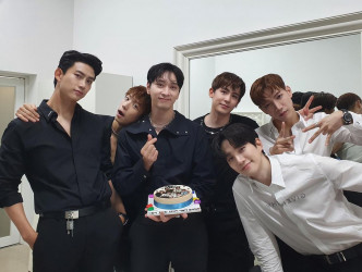 2PM获粉丝送上蛋糕。