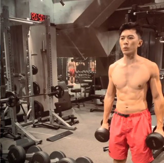 39歲嘅袁偉豪操得一副靚Body。