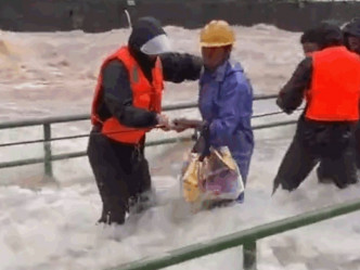 烟花吹袭期间多处水浸，浙江省舟山转移165万人。网图
