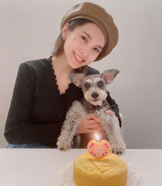 丞琳幫Yumi慶祝生日。