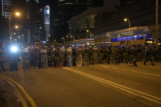防暴警察驱散示威者。