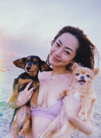 愛犬相伴

喺日本期間，Linah會帶埋兩隻愛犬去出海玩。
