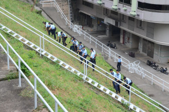 警方附近一带山坡蒐证。李子平摄