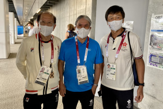 贝钧奇、霍震霆及杨德强现场支持香港队。 记者梁柏琛东京直击