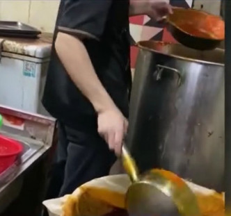 火锅店被指重覆使用汤底红油及食材。网图
