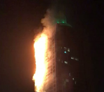 大厦火势蔓延。twitter图片