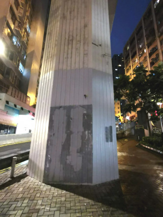 香港大學站附近山道天橋石柱未見有塗污。