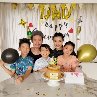 阿Mo有靓老婆Aimee和三个可爱仔女跟他食蛋糕庆祝父亲节。