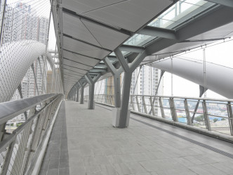 天桥全长约145米、阔约6米行人天桥，横跨16条行车线。资料图片