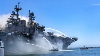 美國海軍兩棲攻擊艦發生爆炸，引發三級大火。AP