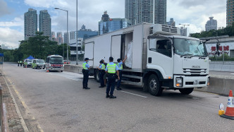 警方西九龍設置檢查站，截查途徑的貨車。