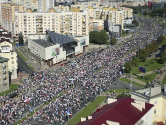 首都明斯克周日有超过15万人上街游行。AP
