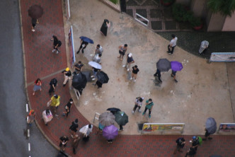 示威者進入荃灣海濱花園聚集。讀者提供