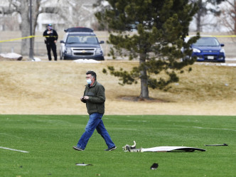 客機碎片散落在草坪上。AP