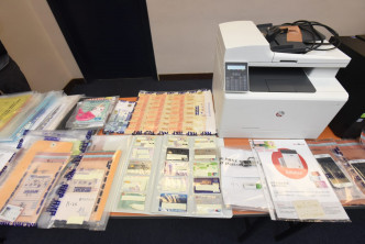 警方搜出大批现金及证件。