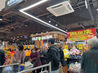 江苏常州有大批民众抢购食物及日用品等。 （网上图片）