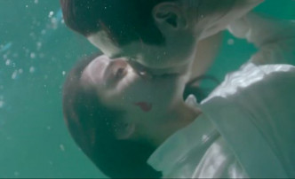 两人水中打到激吻。