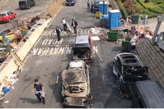 尖东海傍有多辆汽车被焚毁。