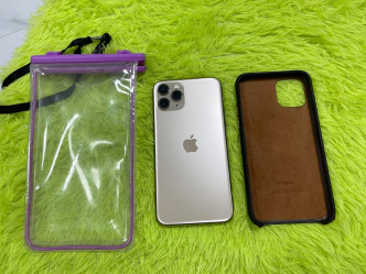 紫色防水袋内装有一部银色iPhone 11 pro。网民Zen Tsang图片