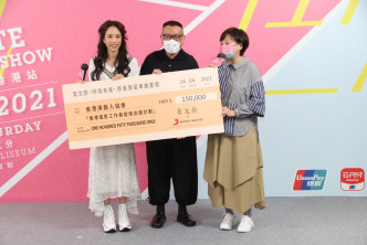 莫文蔚的《呼吸有害》慈善限量单曲套装成功筹得15万，捐给「香港电影工作者疫境支援计划」。