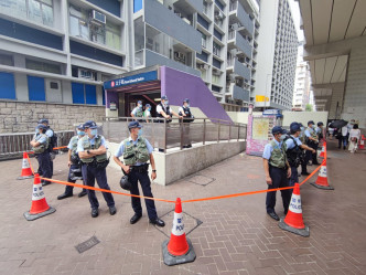 警员在太子站外戒备。