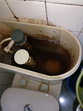 另一大埔区议员何伟霖也表示，家中的厕所水变成黄泥水。何伟霖FB