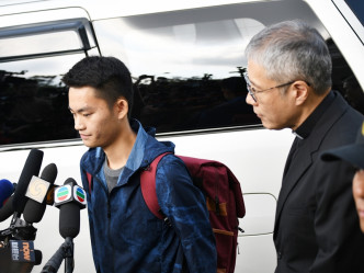 陈同佳（左）于本港出狱至今已达一年。右为管浩鸣。资料图片