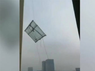武漢一小區吊裝工程意外，玻璃從40樓墜落。網圖