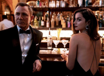 安娜德哈玛斯在《007：生死有时》担任「邦女郎」。