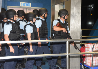 警方今晨在港澳碼頭進行反恐演練。