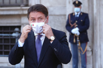 意大利總理孔特佩戴口罩。AP資料圖片
