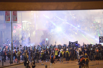 示威者与防暴警察爆发激烈冲突。