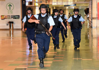 警方今晨在港澳碼頭進行反恐演練。