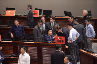 议会阵线毛孟静和范国威被逐出会议室