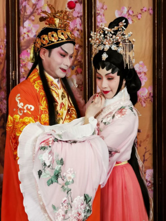 李秋元与谢晓莹分饰汉成帝和赵飞燕。