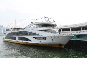 观光船东方之珠号停泊在红磡南码头。