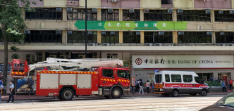 警方及消防在场调查起火原因。 杨伟亨摄