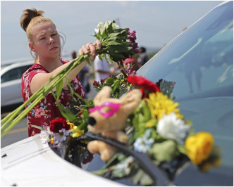 有市民为死者献花。