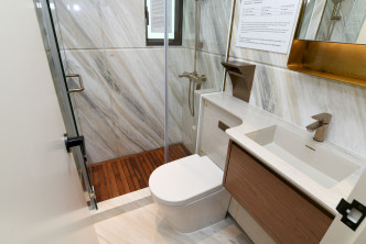 淋浴间采用木地板，有助防滑去水。（18楼F室交楼标准示位）
