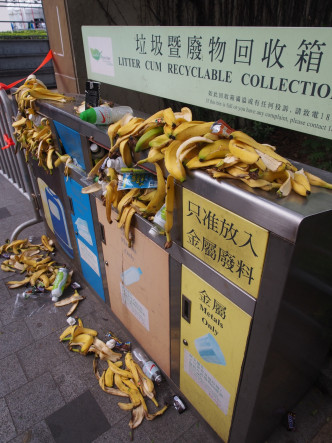 回收箱堆积大量香蕉皮。网上图片