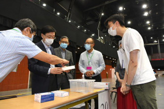 李家超到訪九龍灣國際展貿中心社區檢測中心。