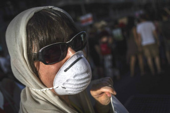 西班牙马德里数千人高温下抗议要求清新空气。AP图片