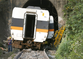 李義祥被指試圖以挖泥機拉回工程車失敗，終釀成相撞事故。