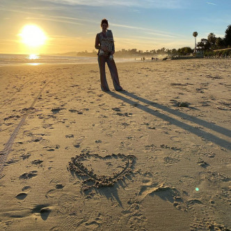 「星爵」基斯柏特在沙灘畫了一個心形向老婆示愛。