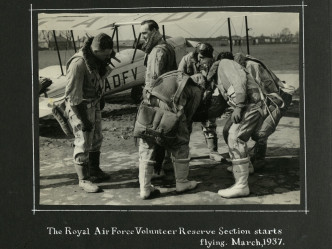 1937年銀行內一批飛行愛好者成立米特蘭銀行飛行學會。滙豐提供圖片
