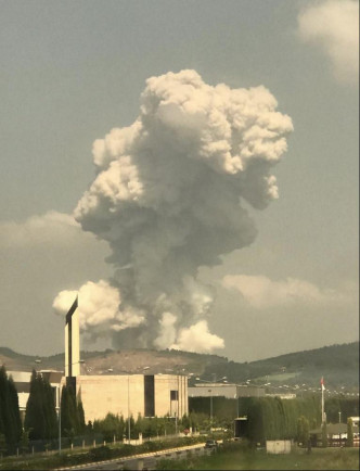 工廠爆炸後冒出巨大蘑菇雲。 網圖