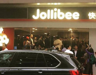 杜特尔特下午前往黄埔，在菲律宾著名炸鸡连锁店Jollibee用餐。网图