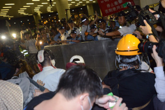 警方與示威者爆發衝突。