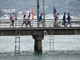 天文台预测三号信号今晚及明日一段时间维持。